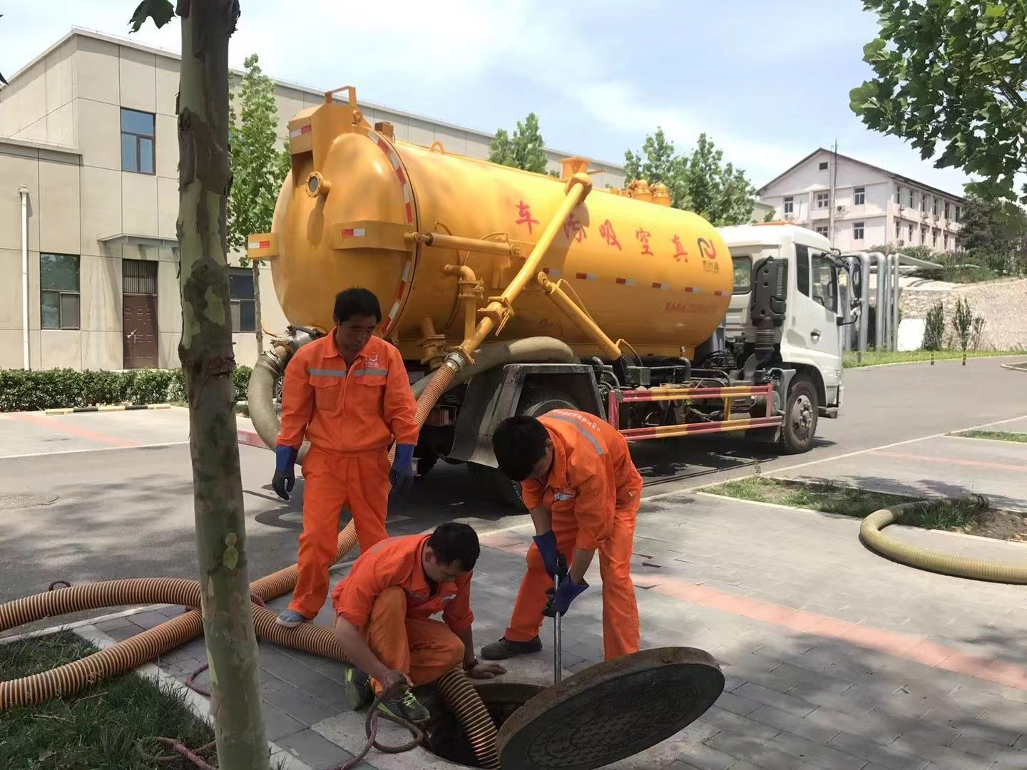 中宁管道疏通车停在窨井附近