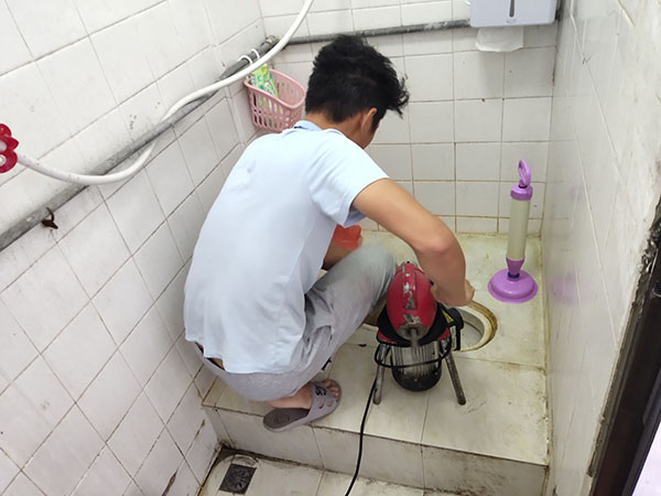 中宁管道堵塞冒臭气 专业师傅现场解决问题