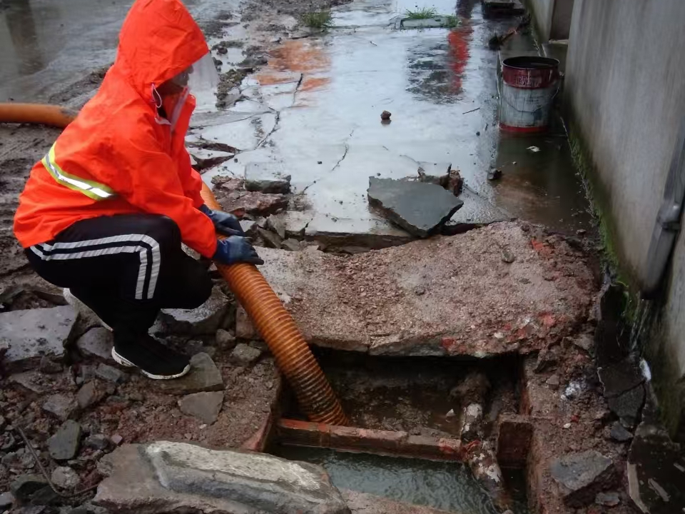 中宁专业清理污水池 炜誉市政以规范流程守护城市 “肠道”