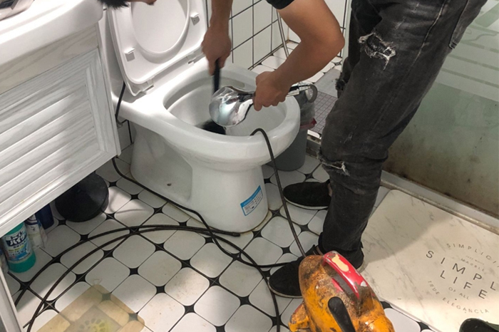中宁马桶堵塞自己疏通还是找师傅？专业上门服务让你省时更省心